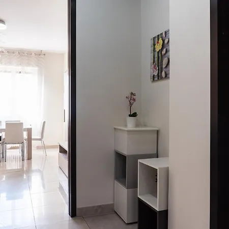 Youhosty - Populonia 10 Milán
